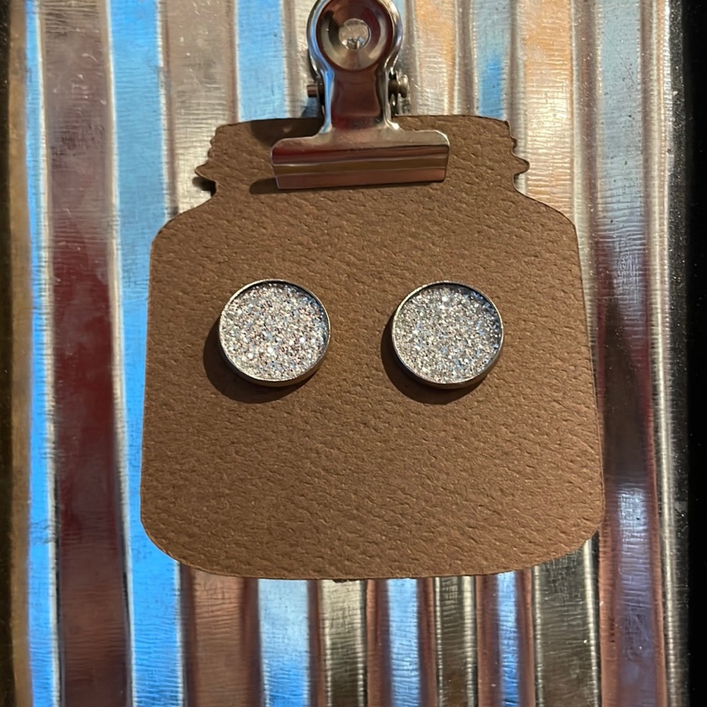 Sparkling gray earrings